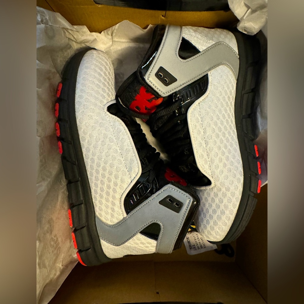 Osiris sneakers NIB.
